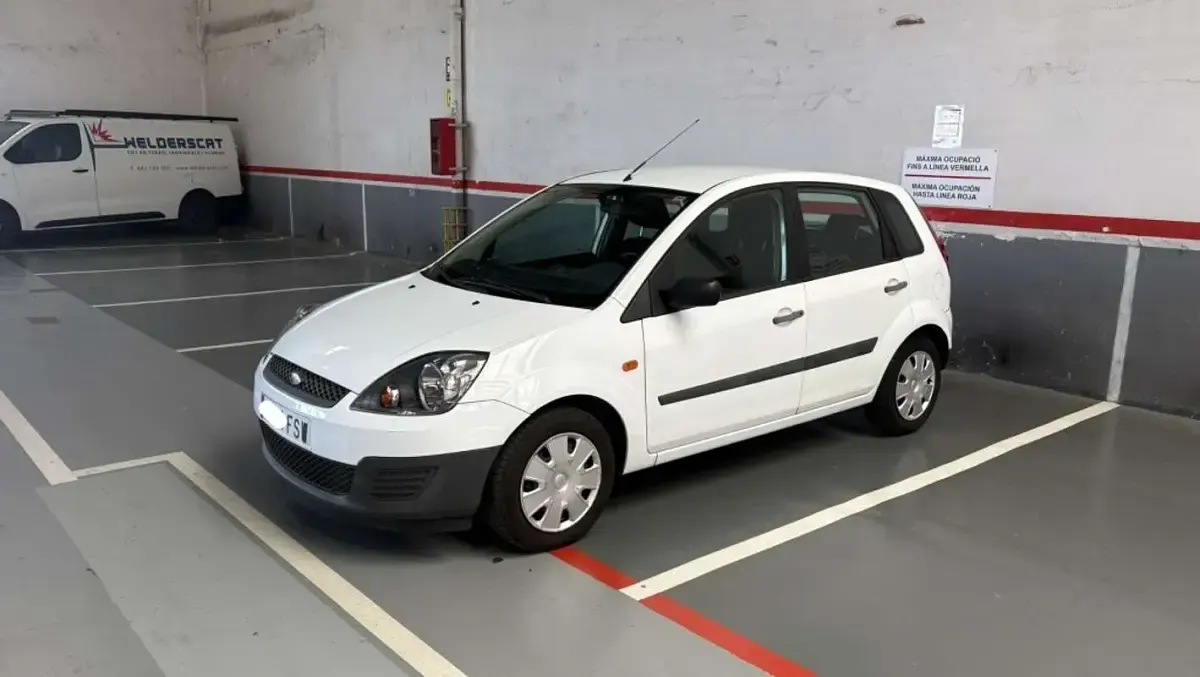 Usado Ford Fiesta Ambiente 69 CV (50 kW) 2007 Blanco Utilitario