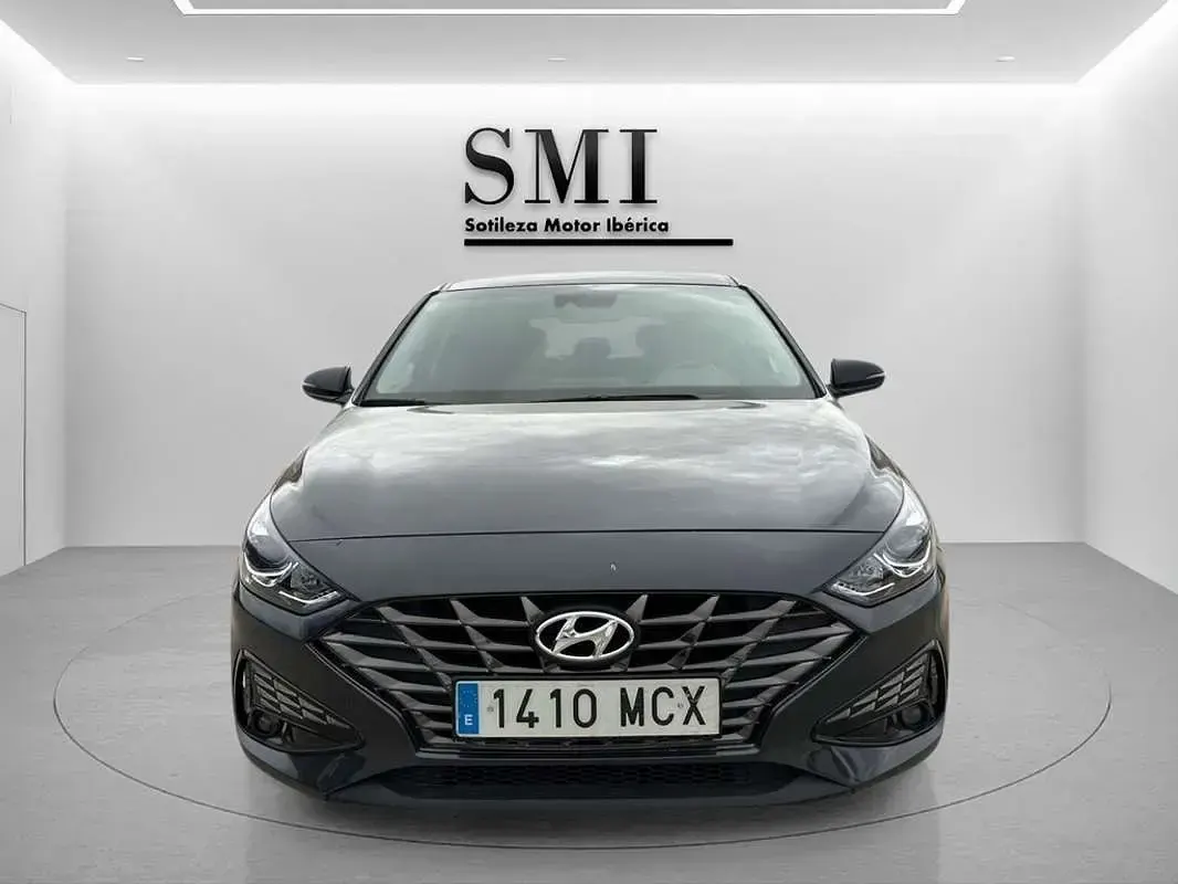 Usado Hyundai i30 120 CV (88 kW) 2022 Negro Utilitario