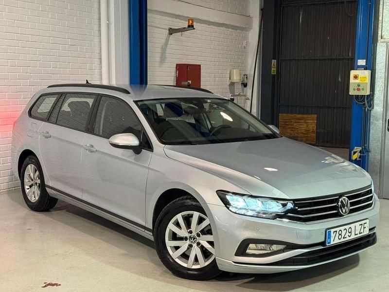 Usado VW Passat Business 122 CV (89 kW) 2022 Gris Familiar