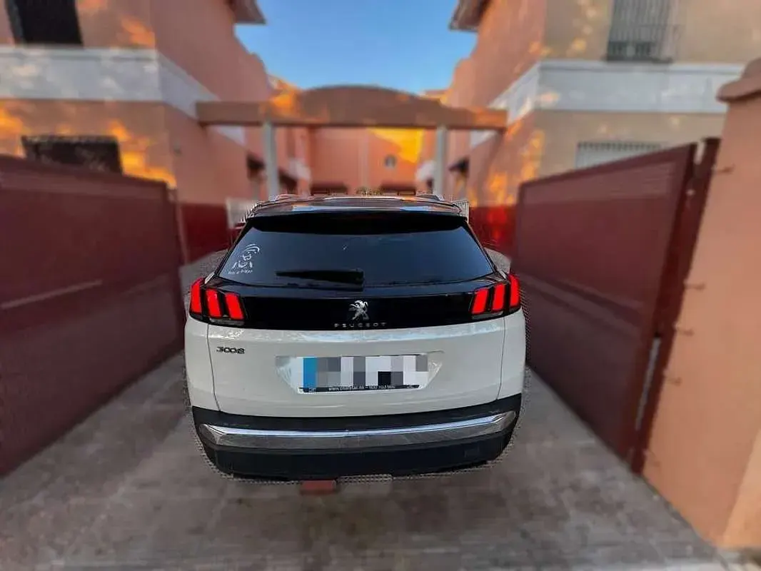 Usado Peugeot 3008 Allure 131 CV (96 kW) 2019 Blanco SUV