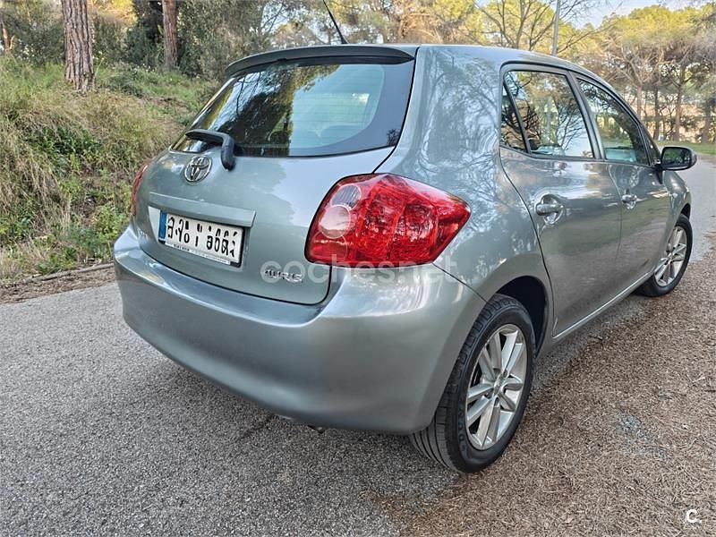 Usado Toyota Auris Luna 90 CV (66 kW) 2008 Gris / plata Utilitario
