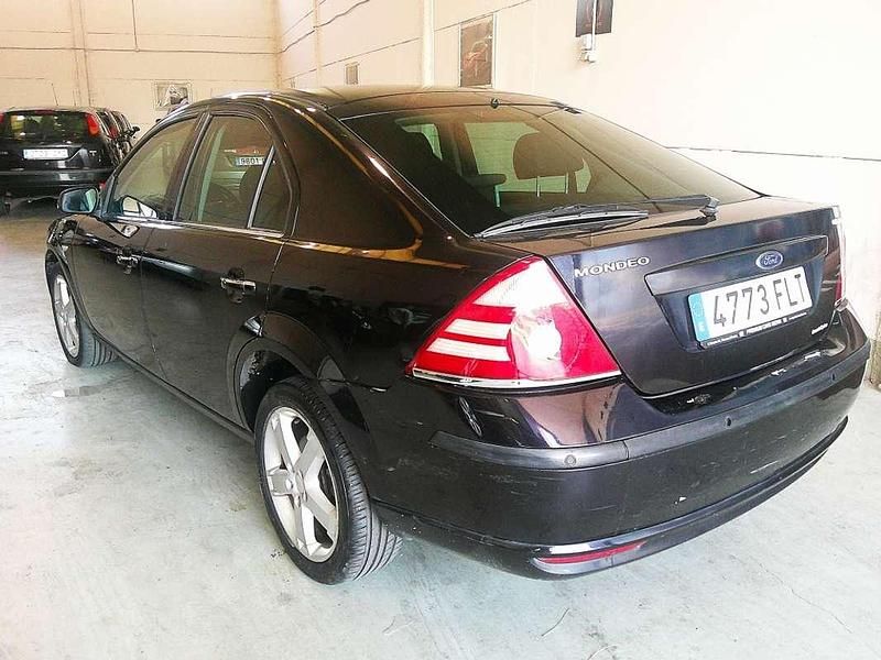 Usado Ford Mondeo Ghia 140 CV (102 kW) 2006 Negro Berlina
