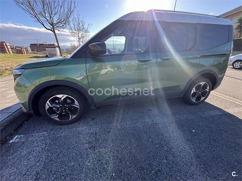 Usado Ford Tourneo Courier Active 125 CV (91 kW) 2024 Verde Monovolumen