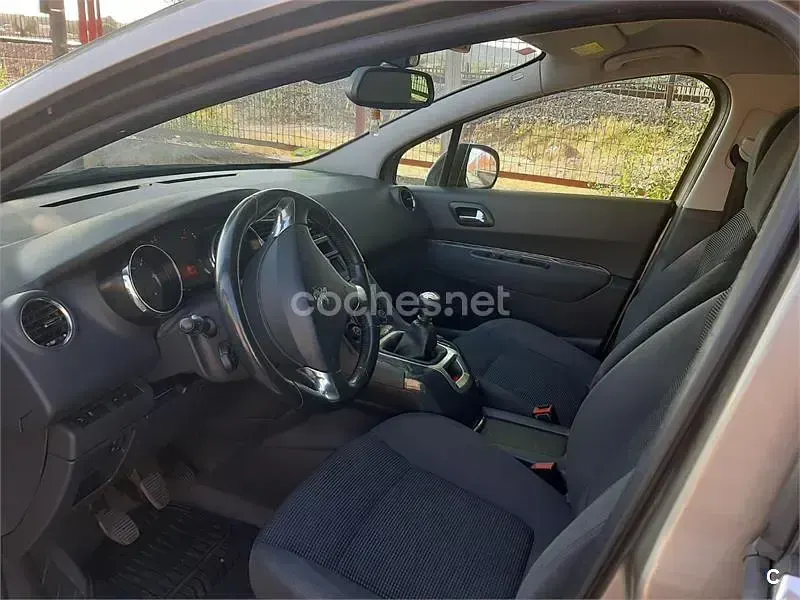 Usado Peugeot 5008 Style 120 CV (88 kW) 2016 Beige Monovolumen