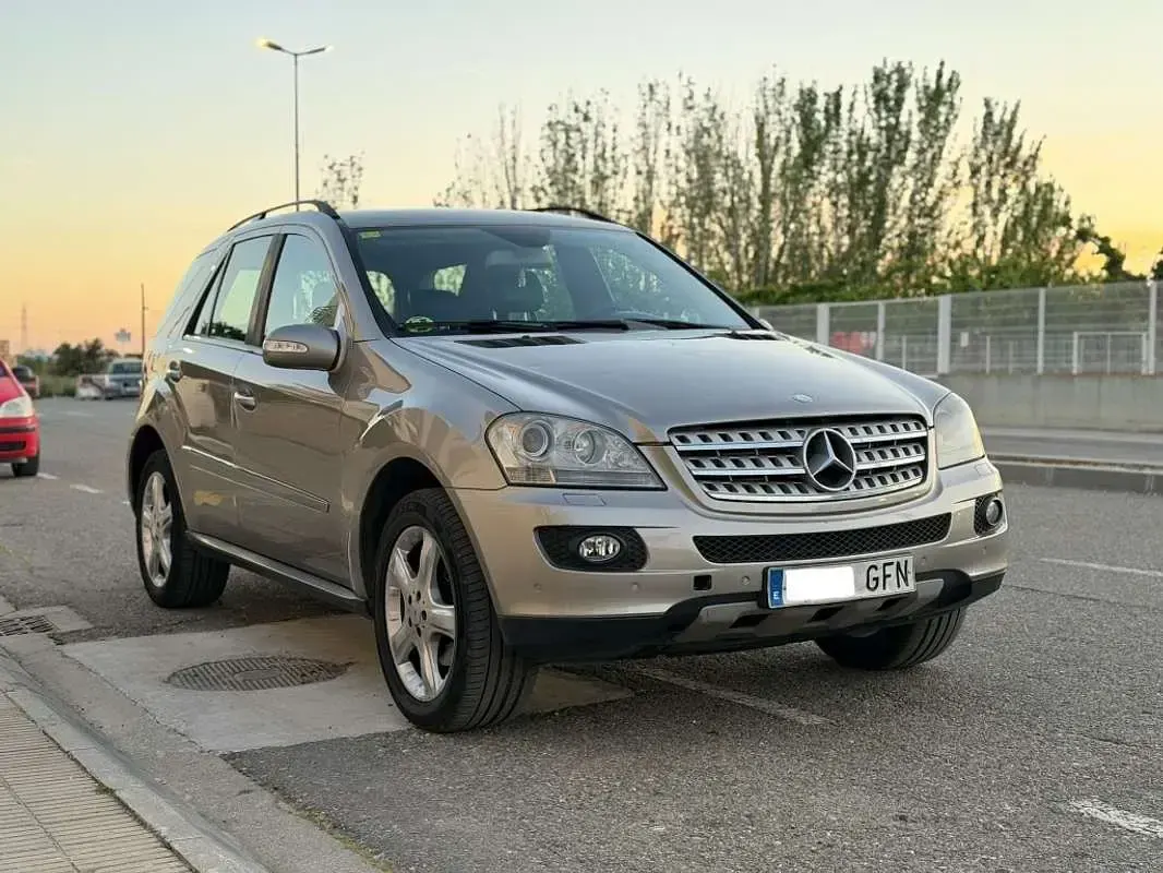 Usado Mercedes ML320 224 CV (164 kW) 2008 Beige SUV