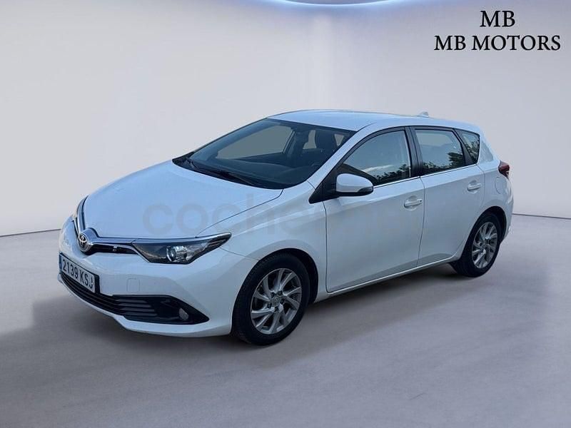 Usado Toyota Auris Hybrid Business Edition 136 CV (100 kW) 2019 Blanco Berlina