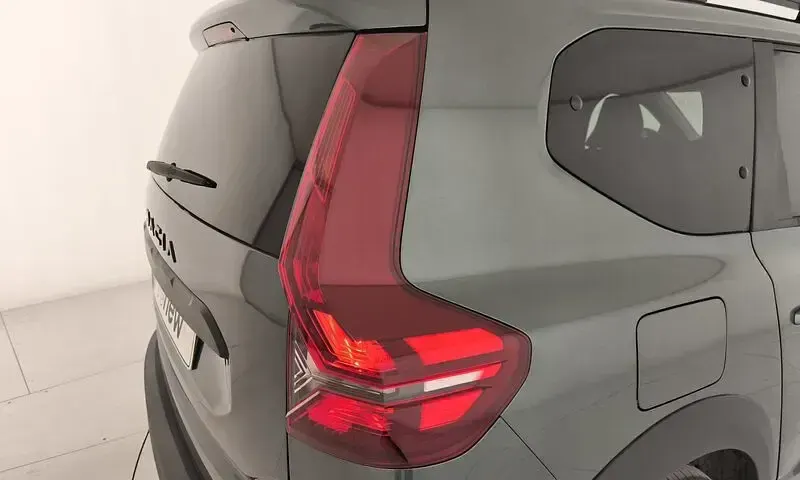 Usado Dacia Jogger Extreme 140 CV (102 kW) 2025 Verde Monovolumen