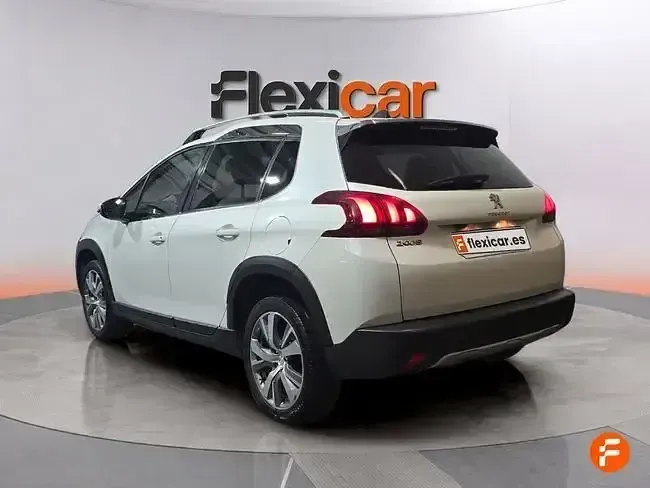 Usado Peugeot 2008 Allure 130 CV (95 kW) 2018 Blanco SUV
