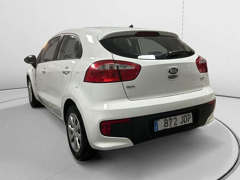 Usado Kia Rio 75 CV (55 kW) 2015 Blanco Utilitario