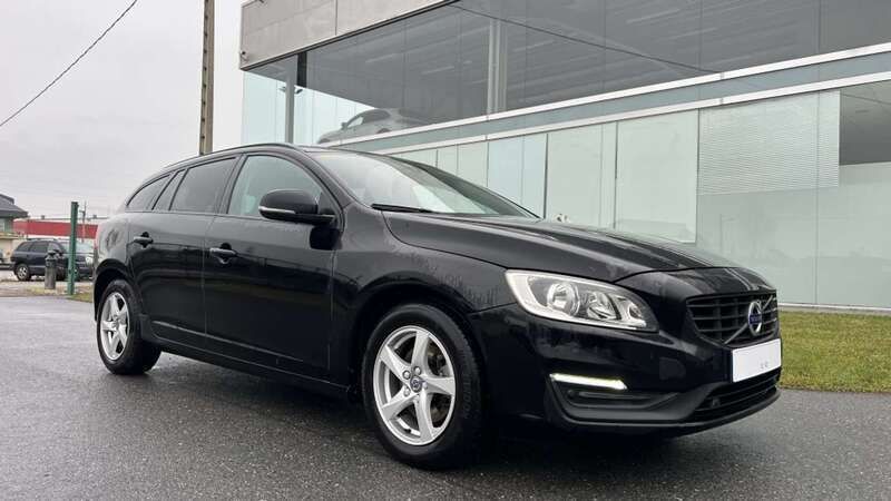 Negro Usado 2018 Volvo V60 Momentum Familiar | 12.900 € (Un poco caro) - Imagen 1/4