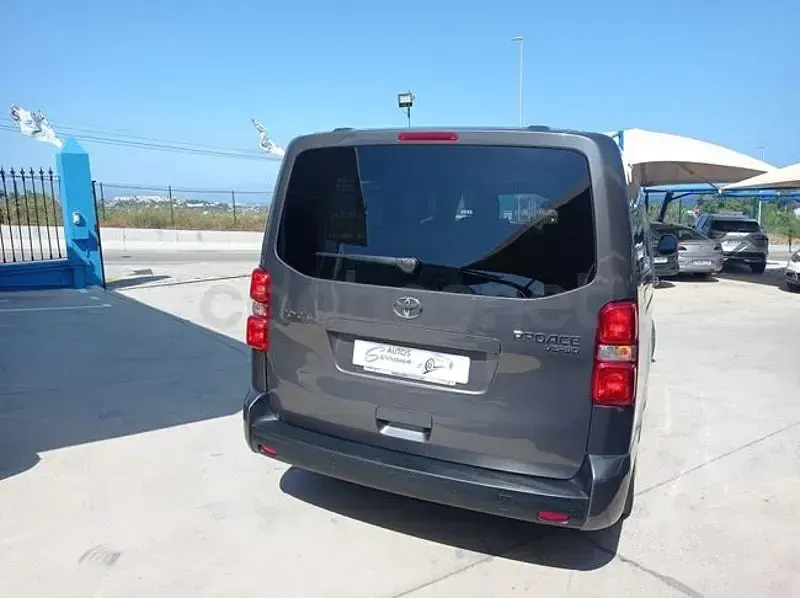 Usado Toyota Proace Verso Plus 145 CV (106 kW) 2023 Marrón Familiar