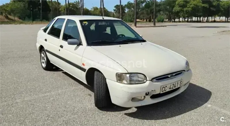 Usado Ford Escort Ghia 90 CV (66 kW) 1997 Blanco Berlina