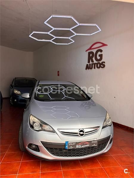 Usado Opel Astra GTC Sportive 140 CV (102 kW) 2015 Gris / plata Berlina