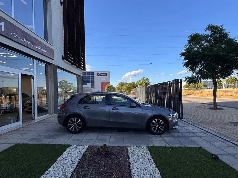 Usado Mercedes A180 116 CV (85 kW) 2021 Gris / plata Berlina