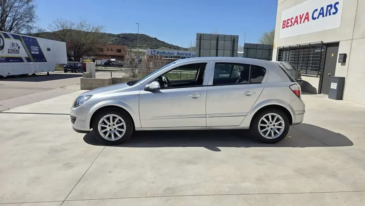 Usado Opel Astra Enjoy 105 CV (77 kW) 2006 Gris Utilitario