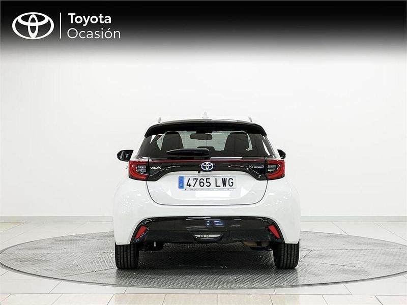 Usado Toyota Yaris Hybrid Style 116 CV (85 kW) 2022 Blanco