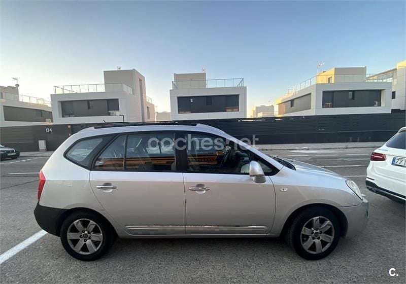 Gris / plata Usado 2009 Kia Carens Active Monovolumen | 4000 € (Precio justo) - Imagen 1/2