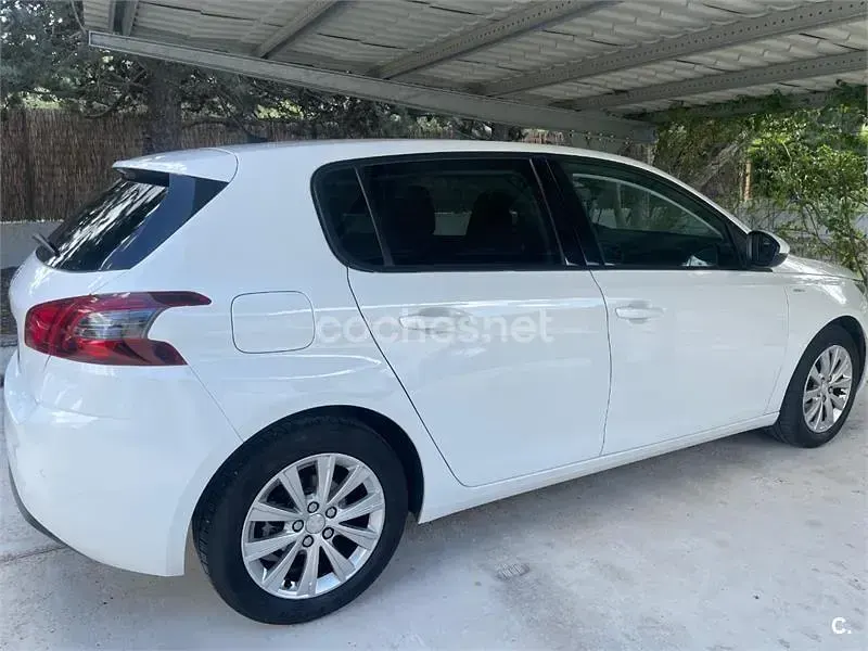 Usado Peugeot 308 Style 130 CV (95 kW) 2019 Blanco Berlina