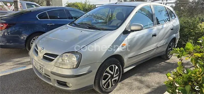Usado Nissan Almera Tino Visia 112 CV (82 kW) 2004 Gris / plata Monovolumen