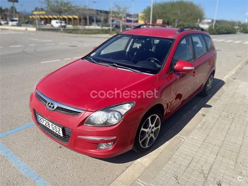 Usado Hyundai i30 Comfort 90 CV (66 kW) 2010 Rojo Familiar