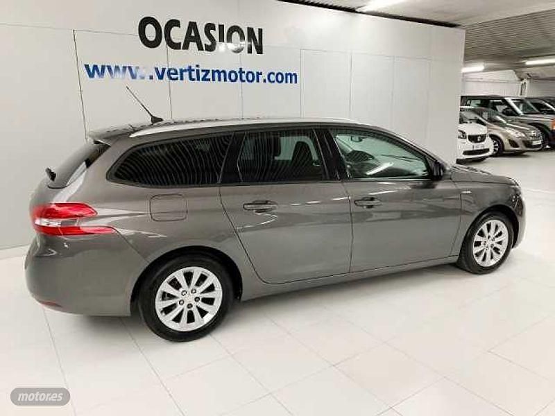 Usado Peugeot 308 Style 100 CV (73 kW) 2019 Gris Familiar