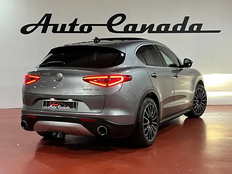 Usado Alfa Romeo Stelvio 190 CV (139 kW) 2020 Gris / plata SUV