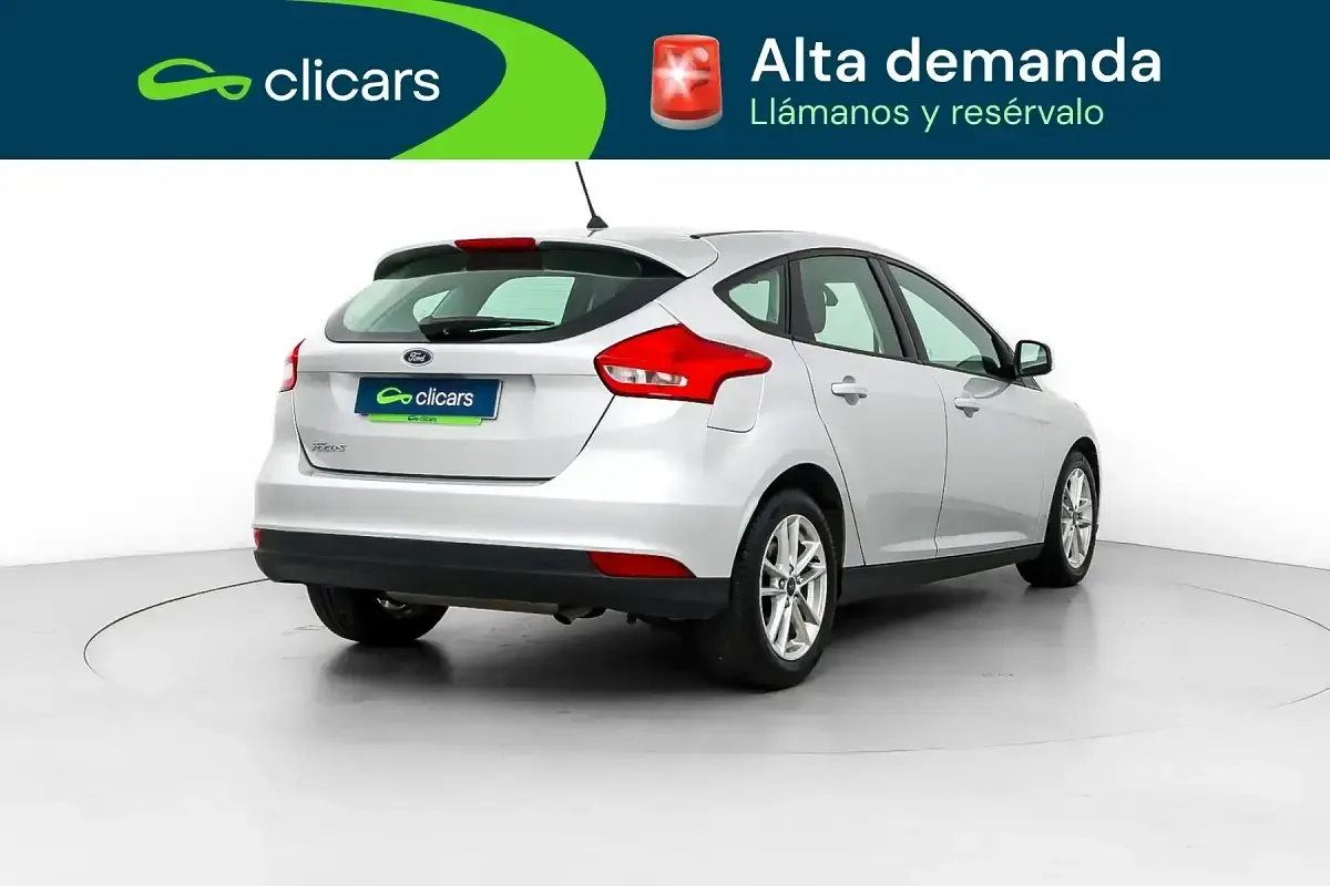 Usado Ford Focus Trend 125 CV (91 kW) 2017 Gris / plata Berlina