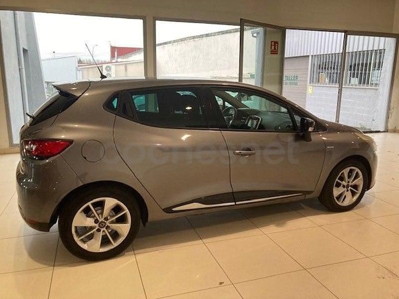 Usado Renault Clio IV Dynamique 90 CV (66 kW) 2016 Gris / plata Berlina