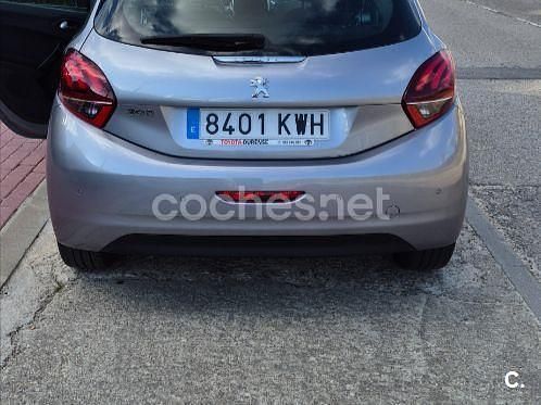 Usado Peugeot 208 Allure 82 CV (60 kW) 2019 Gris / plata Utilitario
