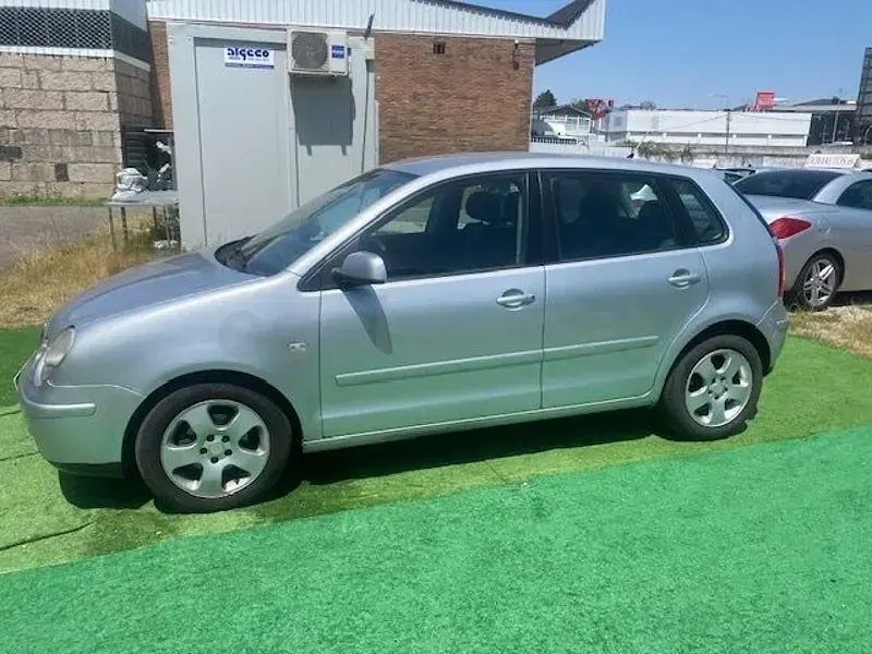 Usado VW Polo Advance 70 CV (51 kW) 2005 Gris / plata Utilitario