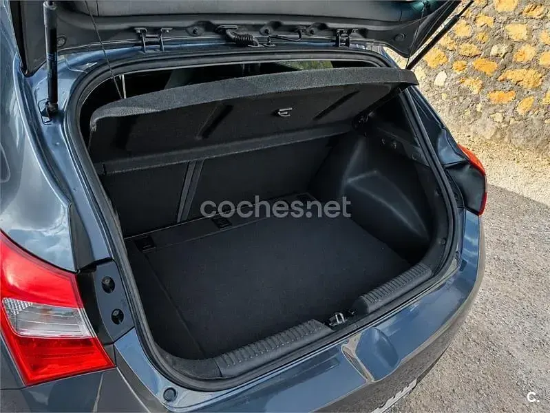 Usado Hyundai i30 90 CV (66 kW) 2016 Gris / plata Berlina