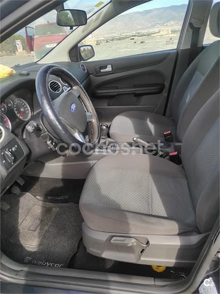 Usado Ford Focus Trend 115 CV (84 kW) 2007 Gris / plata Berlina
