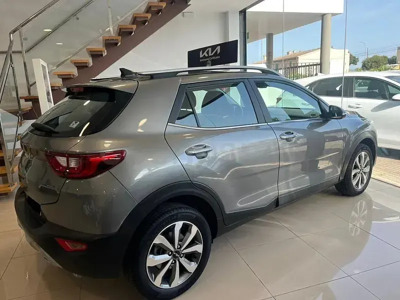 Usado Kia Stonic 100 CV (73 kW) 2025 Gris / plata SUV