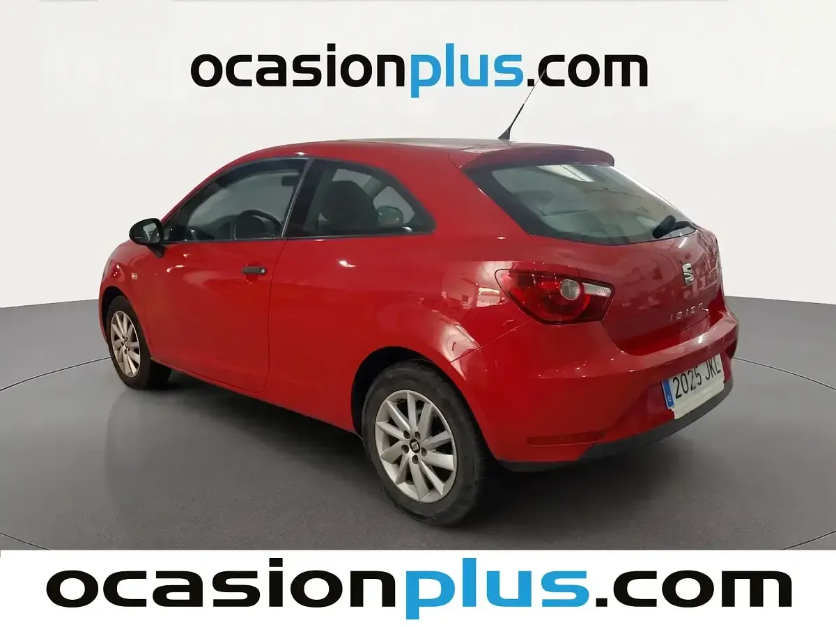 Usado Seat Ibiza Reference 75 CV (55 kW) 2015 Rojo Utilitario