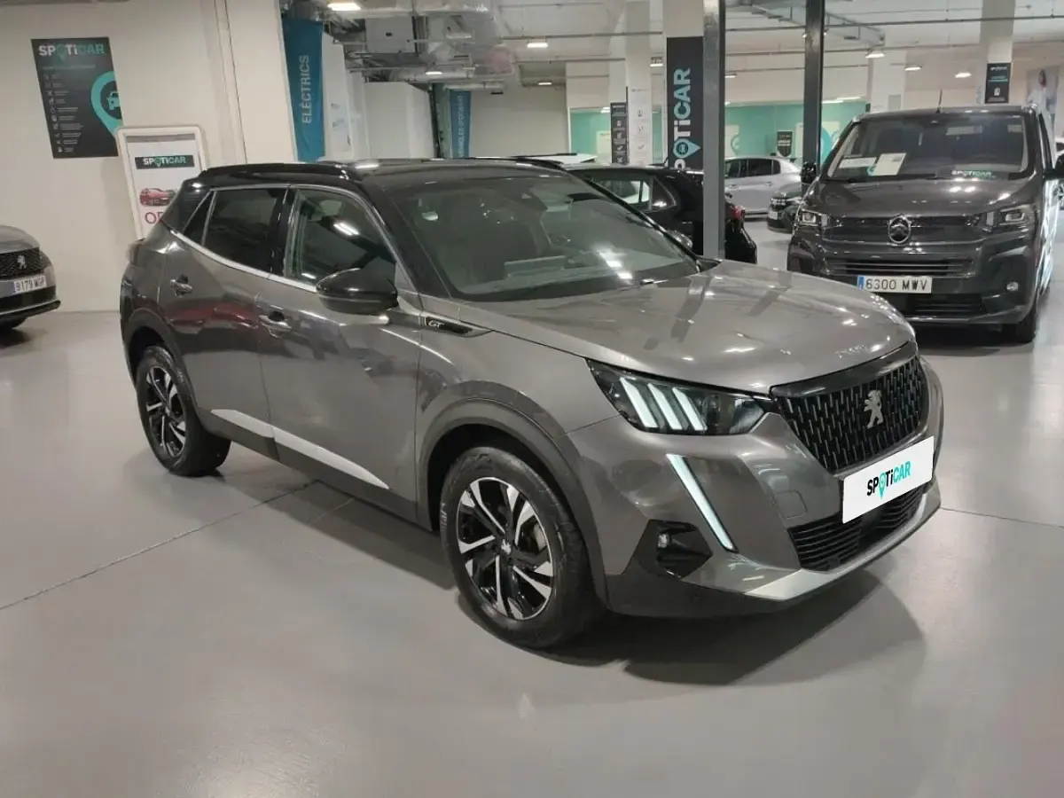 Usado Peugeot 2008 GT 131 CV (96 kW) 2022 Gris SUV