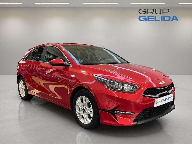 Używany Kia Ceed 120 KM (88 kW) 2023 Czerwony Hatchback