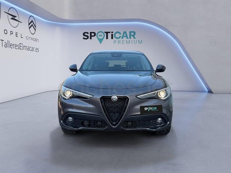 Usado Alfa Romeo Stelvio Sprint 190 CV (139 kW) 2022 Gris / plata SUV