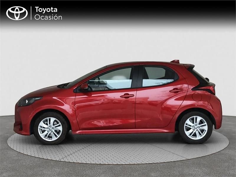 Usado Toyota Yaris Hybrid Active 116 CV (85 kW) 2022 Rojo Monovolumen