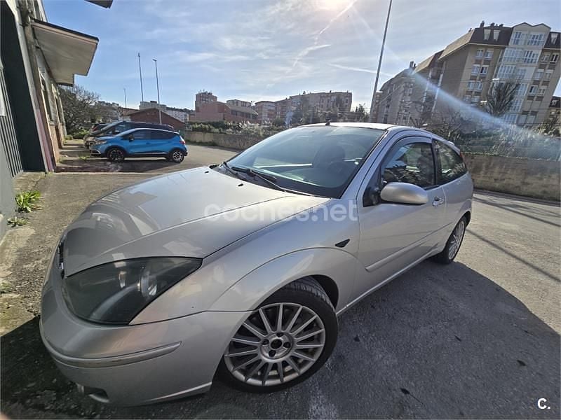 Gris / plata Usado 2003 Ford Focus ST Berlina | 3900 € - Imagen 1/4