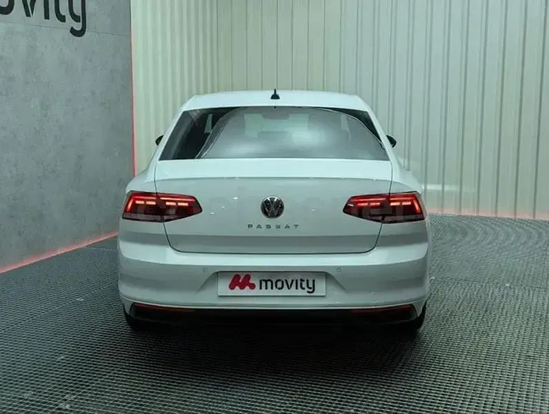 Usado VW Passat Executive 150 CV (110 kW) 2022 Blanco Familiar