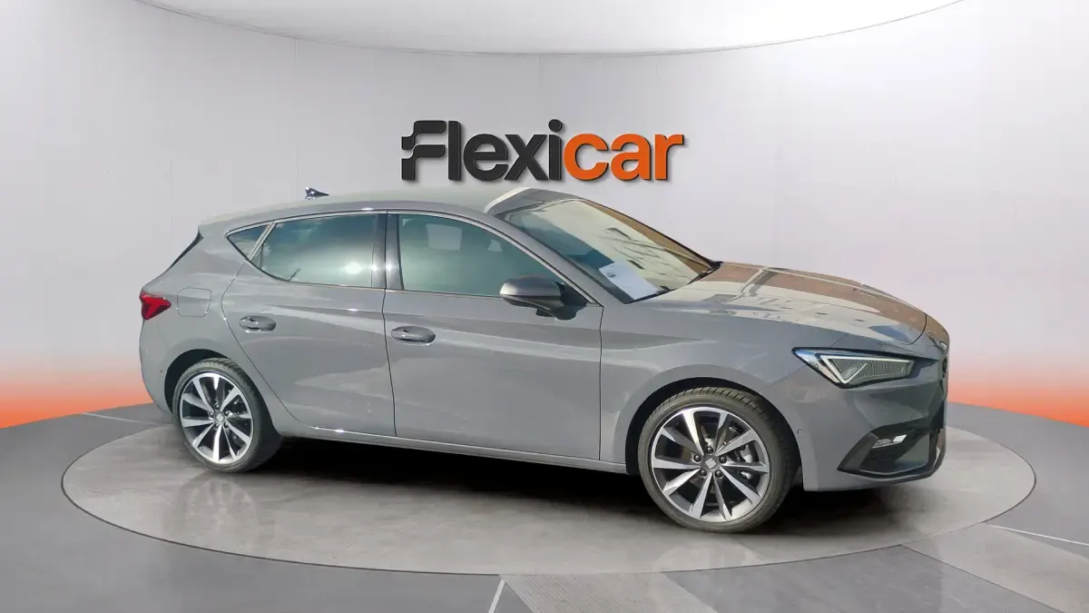 Käytetty Seat Leon FR 204 HP (150 kW) 2025 Harmaa Sedan