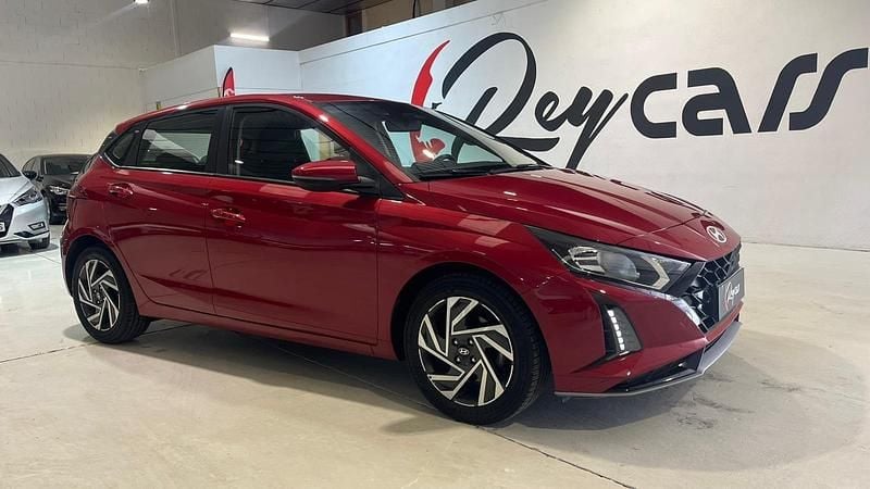 Usado Hyundai i20 100 CV (73 kW) 2024 Rojo Utilitario