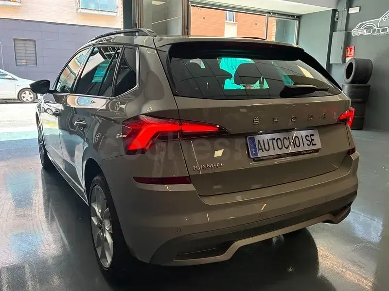 Usado Skoda Kamiq Sport 110 CV (80 kW) 2021 Gris / plata SUV