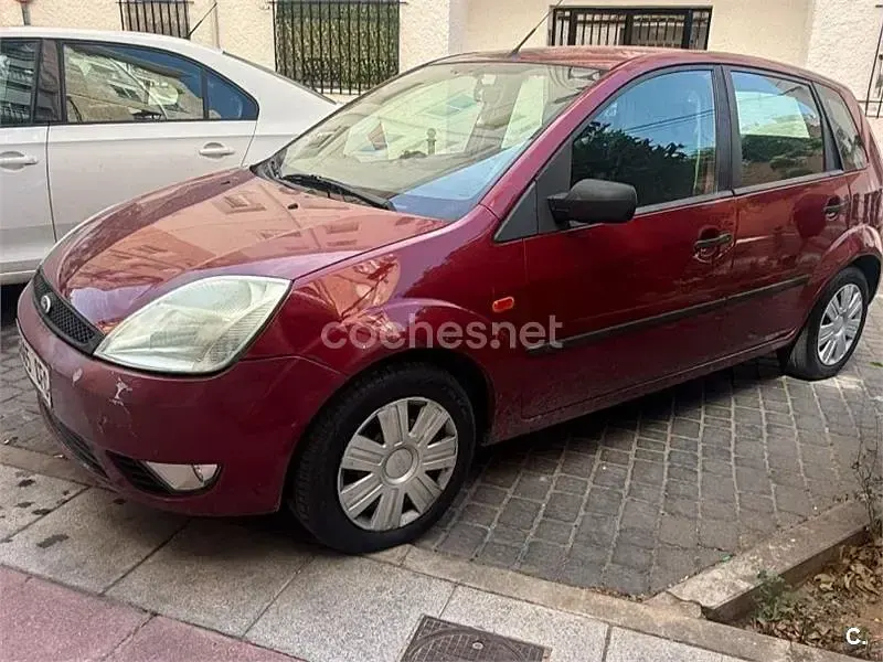 Usado Ford Fiesta Trend 80 CV (58 kW) 2003 Rojo Utilitario