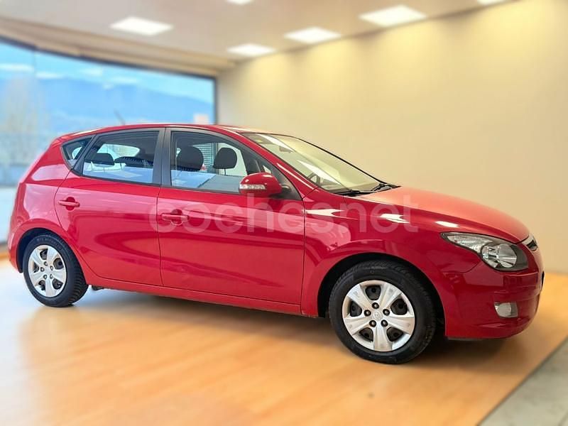 Usado Hyundai i30 Comfort 90 CV (66 kW) 2009 Rojo Berlina
