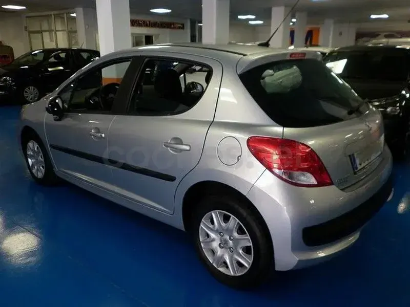 Usado Peugeot 207 75 CV (55 kW) 2011 Gris / plata Berlina