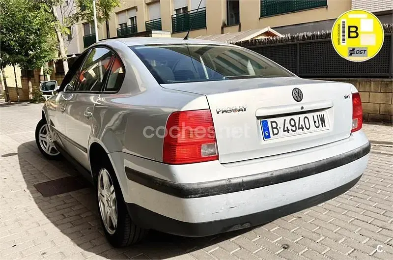 Usado VW Passat Highline 150 CV (110 kW) 2001 Gris / plata Berlina