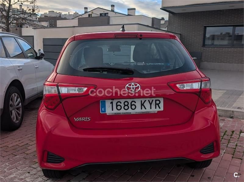 Usado Toyota Yaris Active 69 CV (50 kW) 2019 Rojo Berlina