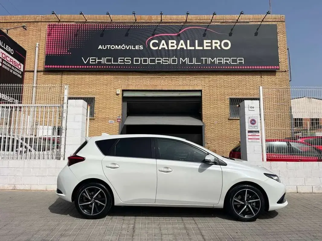 Usado Toyota Auris Hybrid Edition 136 CV (100 kW) 2018 Blanco Utilitario