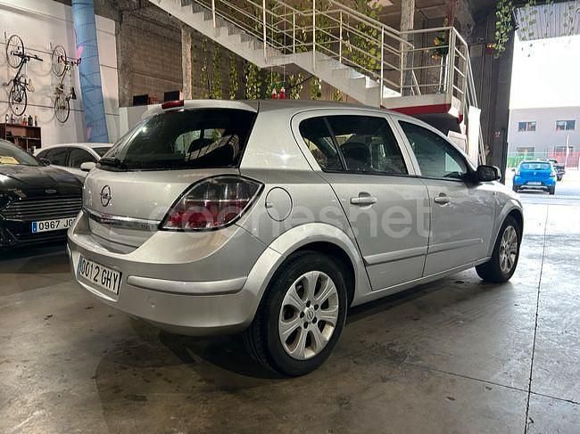 Usado Opel Astra Essentia 90 CV (66 kW) 2008 Gris / plata Berlina